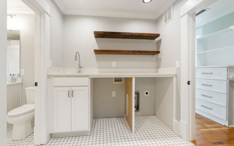 How to Maximize Space in a Small Bathroom