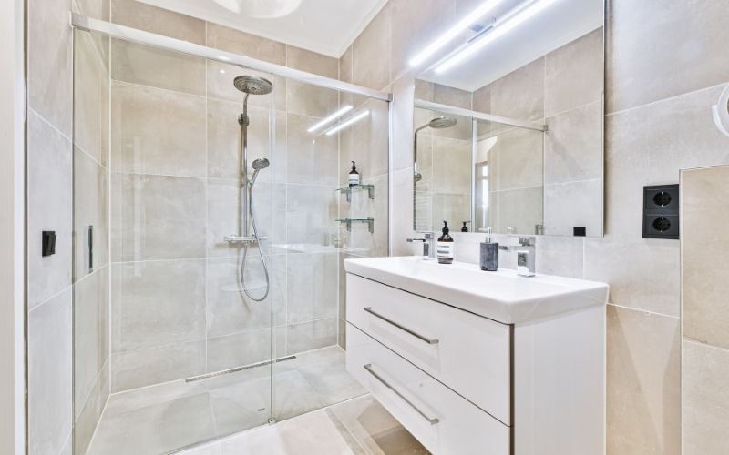 How to Maximize Space in a Small Bathroom