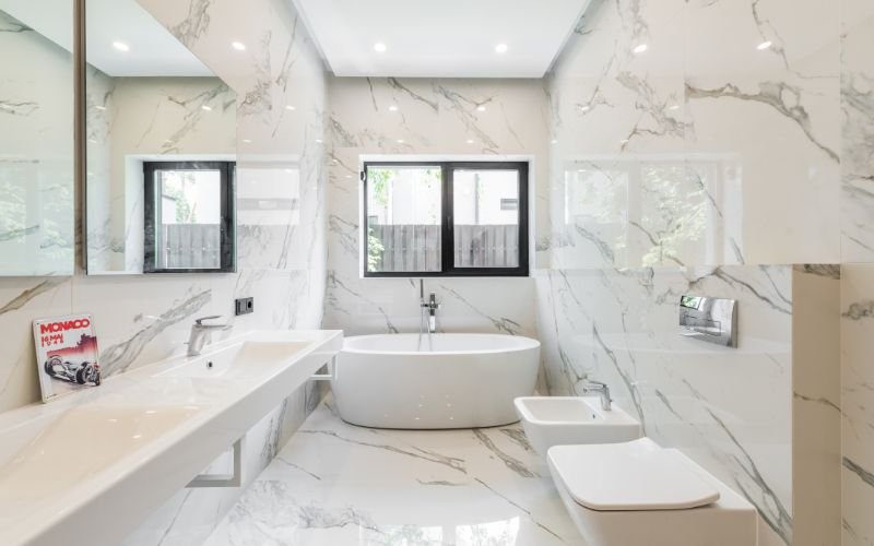 How to Maximize Space in a Small Bathroom