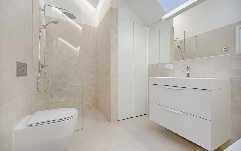 How to Maximize Space in a Small Bathroom