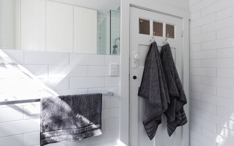 How to Maximize Space in a Small Bathroom