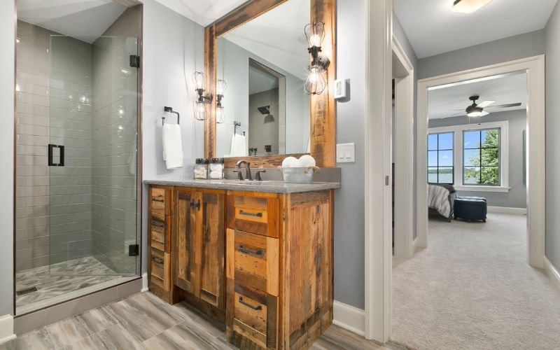 How to Maximize Space in a Small Bathroom