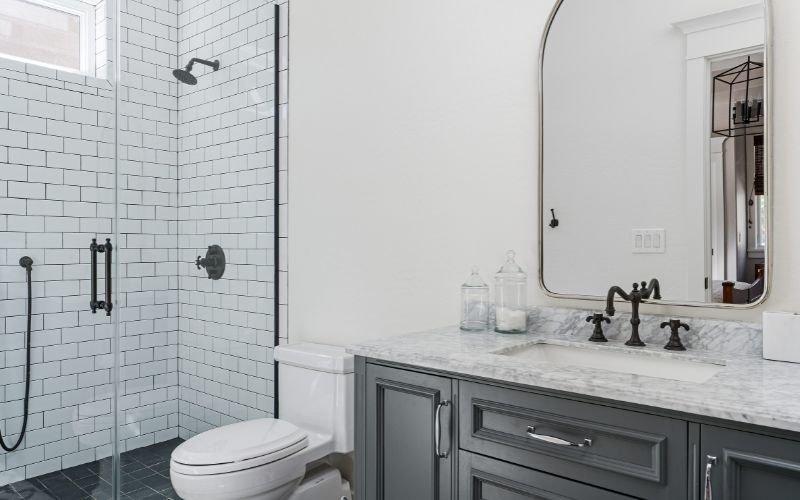 How to Maximize Space in a Small Bathroom