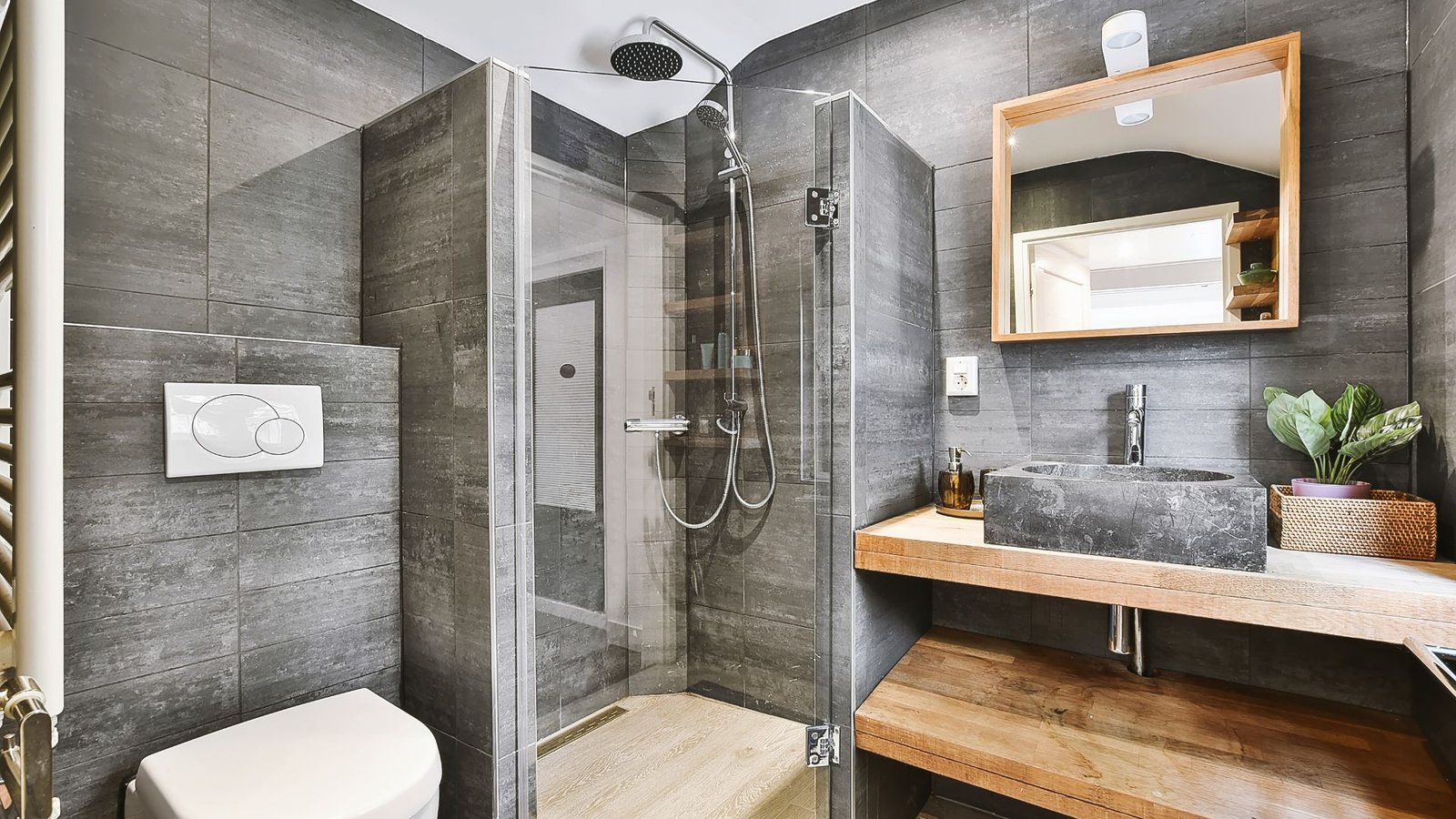 How to Maximize Space in a Small Bathroom